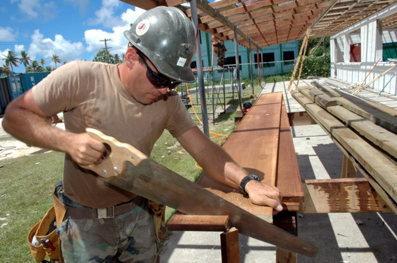 menuisier-LA VERDIERE-min_worker_construction_building_carpenter_male_job_build_helmet-893290